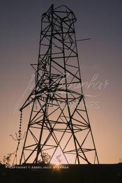 Image du Maroc Professionnelle de  Destruction d'un Pylône qui servait de support à une ligne électrique aérienne. à Bouskoura dans la région de Casablanca, Jeudi 8 Janvier 2004. (Photo / Abdeljalil Bounhar)